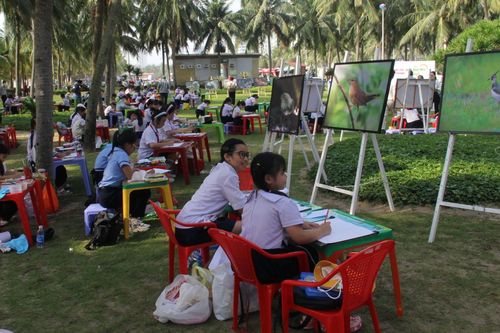 Em đi giữa cờ hoa