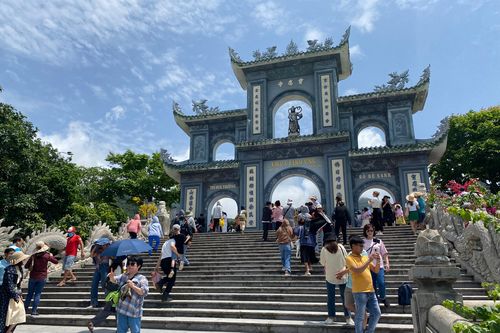 Chùa Linh Ứng chật kín người dịp nghỉ lễ 30/4