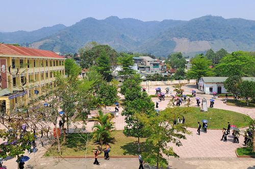 Điểm tựa từ nhà trường nâng bước trò dân tộc thiểu số khó khăn