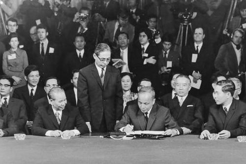 Ngoại giao cùng đất nước tới Đại thắng mùa Xuân 1975