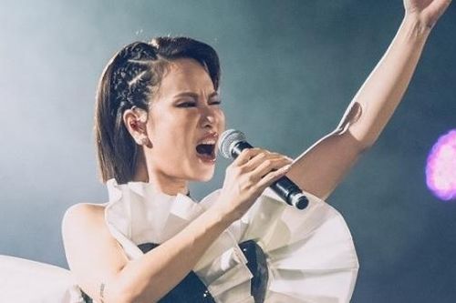 Ca sĩ Uyên Linh được khán giả khen hát hay và chuyên nghiệp