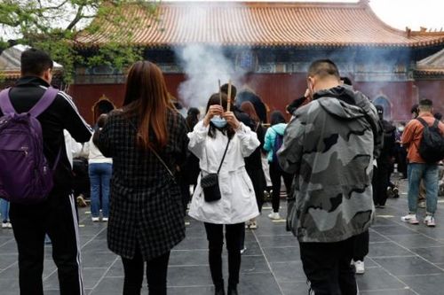 Hàng dài thanh niên Trung Quốc đi chùa để cầu có việc làm