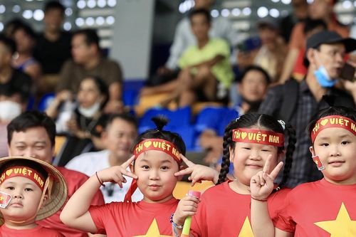 CĐV Việt Nam 'đại náo' sân Prince trong trận mở màn SEA Games