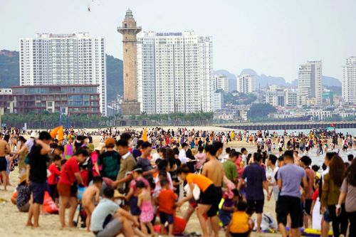 Hạ Long se lạnh, dưới biển lác đác, bãi cát đông nghịt người