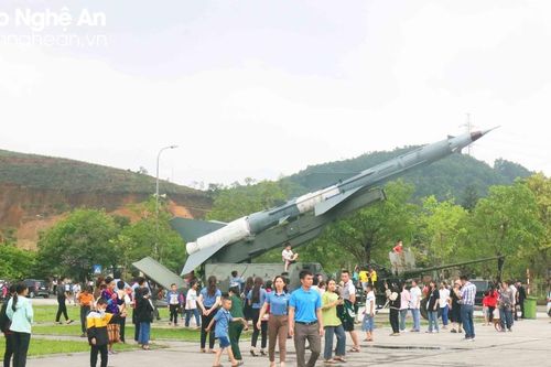 Hàng nghìn du khách thăm Truông Bồn trong ngày thống nhất non sông