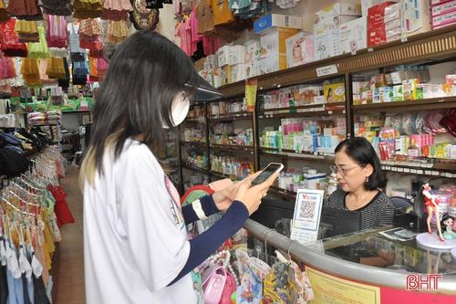 Người dân Hà Tĩnh 'chuộng' giao dịch ngân hàng số trong kỳ nghỉ lễ