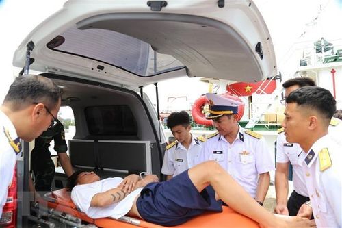 Vùng 4 Hải quân bàn giao 2 ngư dân bị nạn vào đất liền điều trị