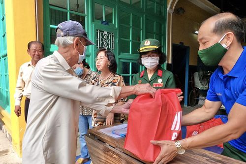 TP Hồ Chí Minh: Trao quà cho người dân có hoàn cảnh khó khăn