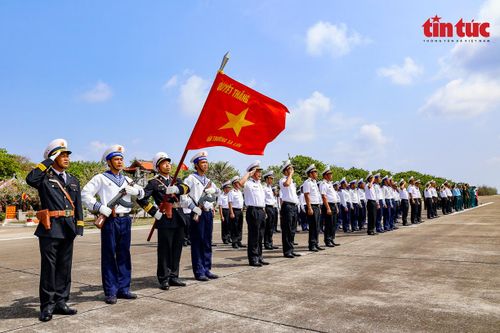 Thiêng liêng lễ chào cờ Tổ quốc tại Trường Sa
