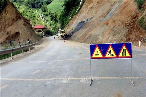Tiềm ẩn nguy cơ tai nạn giao thông trên Quốc lộ 6 do đường trơn trượt