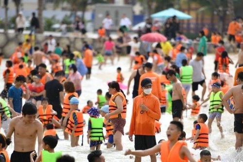 Bãi biển nhân tạo ven đô Hà Nội kín người trong ngày nghỉ lễ thứ hai