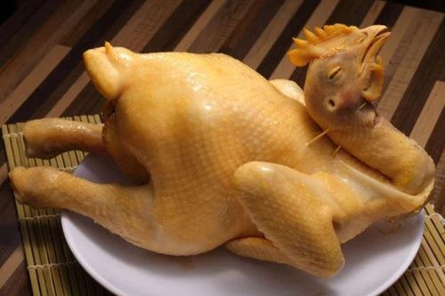 Vớt gà xong đừng bỏ ra đĩa ngay, làm thêm 1 bước gà giòn sần sật, thịt săn ngọt, tha hồ chặt không nát