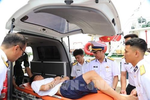 Vùng 4 Hải quân bàn giao 2 ngư dân bị nạn vào đất liền điều trị