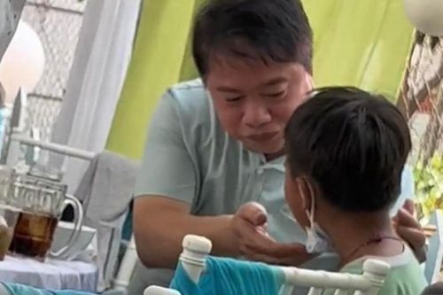 Xúc động người đàn ông gắp từng miếng ngon cho cậu bé bán vé số ở đám cưới: Cứ ngỡ họ là cha con