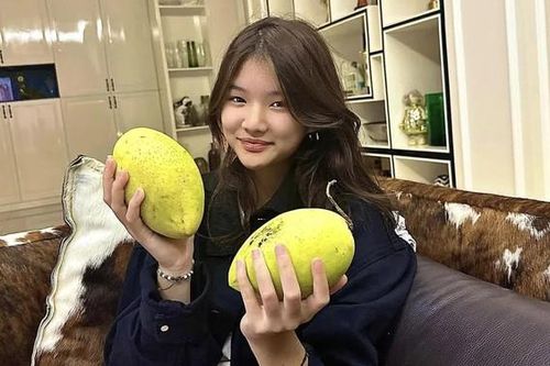Con gái Trương Ngọc Ánh khoe chân dài miên man