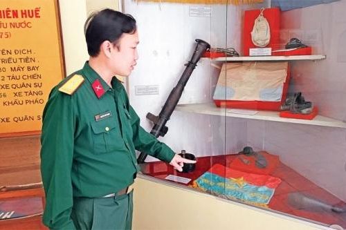 Chuyện về những lá cờ đỏ thắm chiến công