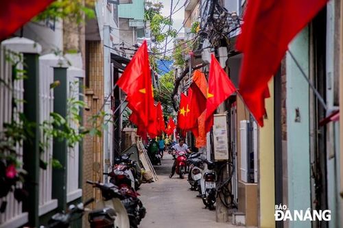 Cờ hoa rực rỡ trong ngày 30-4