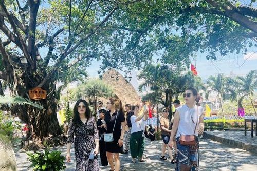 Hơn 11.000 lượt khách tham quan Tháp Bà Ponagar trong 2 ngày đầu nghỉ lễ