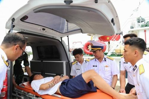 Vùng 4 Hải quân: Hỗ trợ đưa 2 ngư dân bị bệnh về đất liền