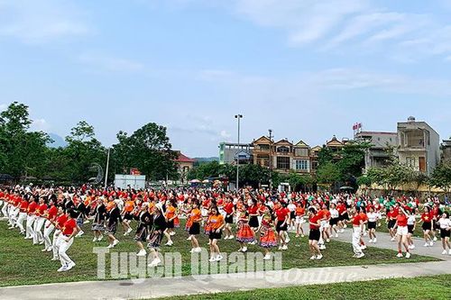 18 đội tham gia liên hoan bước nhảy hoàn vũ huyện Hàm Yên