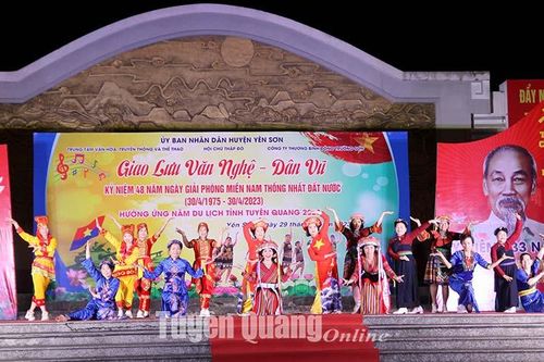 Huyện Yên Sơn tổ chức giao lưu văn nghệ và tặng quà nạn nhân chất độc da cam