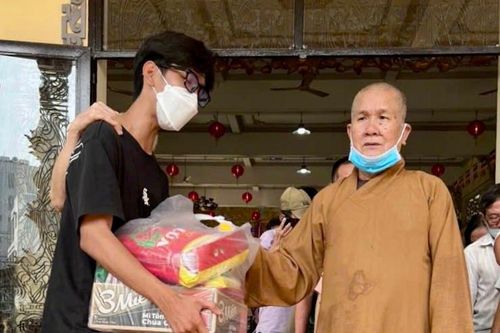 Ban Trị sự Phật giáo Q.11 tặng quà đến người khiếm thị khó khăn