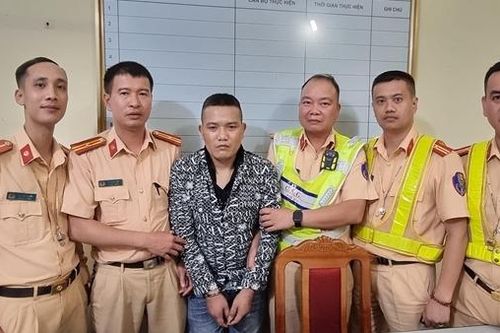 Khống chế đối tượng buôn ma túy lao xe vào CSGT