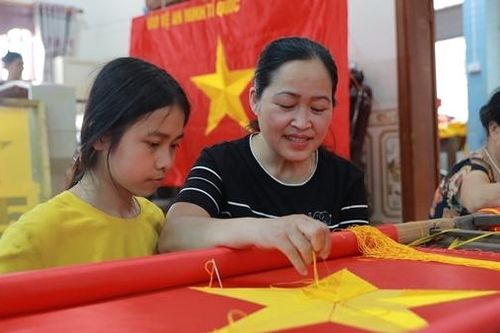 Về thăm ngôi làng với lịch sử 70 năm thêu cờ Tổ quốc