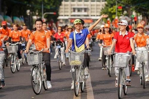 Hơn 1.000 người tham gia đạp xe diễu hành chào mừng đại lễ 30/4