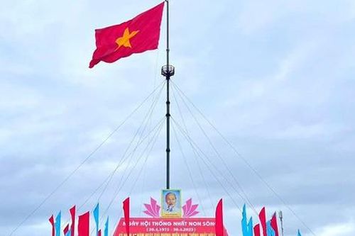Lễ thượng cờ 'Thống nhất non sông' tại Di tích quốc gia đặc biệt Đôi bờ Hiền Lương - Bến Hải
