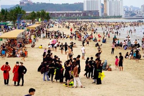 Quảng Ninh: Cảng tàu đông khách, bãi tắm kín người