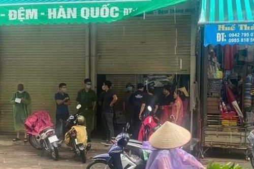 Hai vợ chồng tiểu thương tử vong trong tư thế treo cổ tại cửa hàng