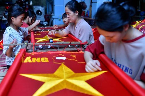 Người hơn 40 năm làm nên hàng vạn lá cờ Tổ quốc mừng dịp lễ 30/4 - 1/5