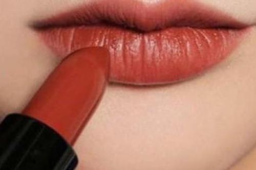 Những món đồ làm đẹp không thể thiếu trong túi xách của chị em