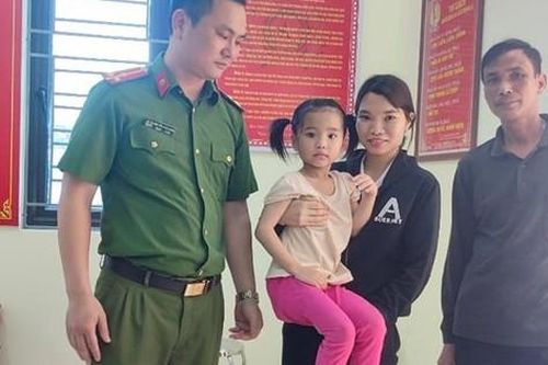Cho con về quê ngoại chơi, bé gái 5 tuổi huyện Ninh Giang bị lạc và được công an xã tìm giúp