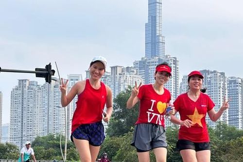 Ngắm Sài Gòn ngày 30/4 tuyệt đẹp cùng hàng trăm runner tham gia 'Saigon City Tour'