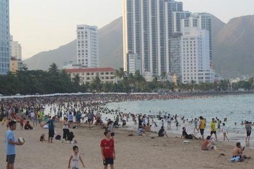 Khách du lịch nườm nượp đổ về Nha Trang ngày nghỉ lễ