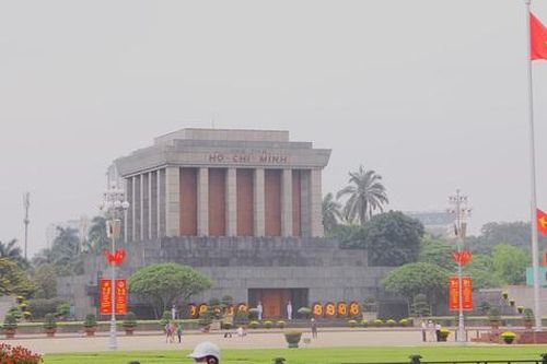 Sáng 30/4: Đường phố Hà Nội rực rỡ cờ hoa chào mừng lễ 30/4 - 1/5