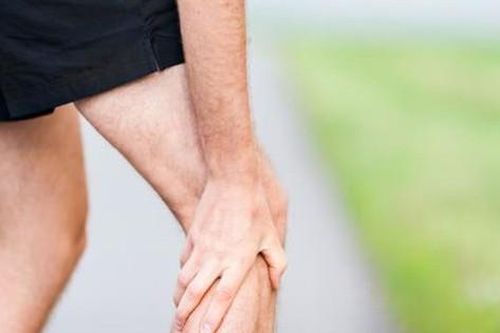 Đau mỏi chân khi đi bộ cần xử trí như thế nào?
