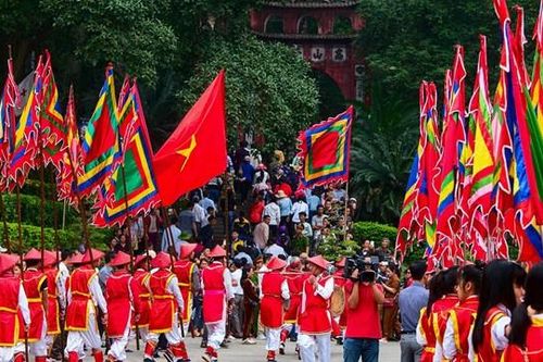 Là cây một gốc, là con một nhà…
