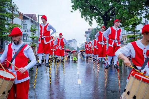 Du khách thích thú trước màn biểu diễn đi cà kheo của các nghệ sĩ Vương quốc Bỉ