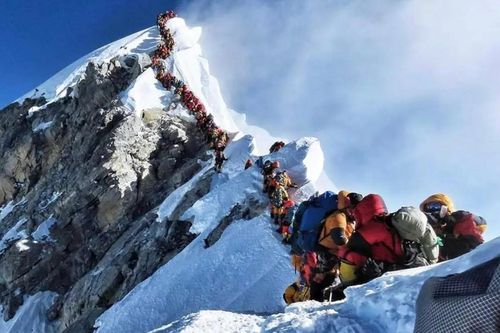 Nguy cơ 'tắc đường' trên đỉnh Everest
