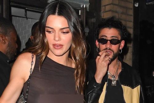 Kendall Jenner mặc đồ xuyên thấu khi hẹn hò bạn trai