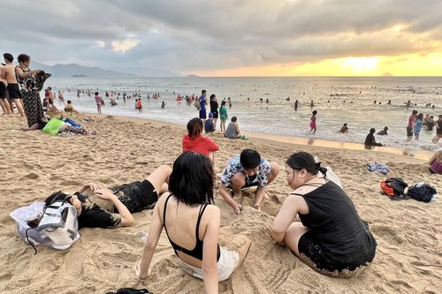 Người dân, du khách Nha Trang tắm biển từ sáng sớm