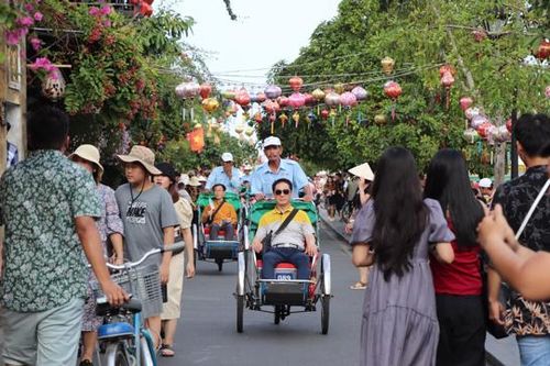Hội An kín khách dịp lễ 30/4-1/5
