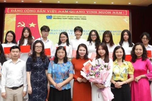 Quận Hai Bà Trưng: Quan tâm phát triển Đảng, kết nạp đảng viên trong học sinh