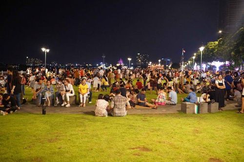 Người dân Thành phố Hồ Chí Minh mãn nhãn màn pháo hoa rực sáng bầu trời mừng lễ 30/4