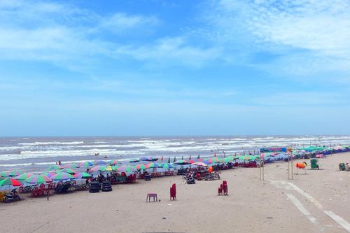 Bãi biển cồn Vành đón khá đông khách du lịch