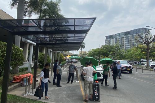 Sân bay Tân Sơn Nhất lắp đặt mái che phục vụ hành khách đón xe công nghệ