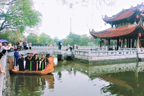 Quan họ đưa chân du khách về với đền Đô